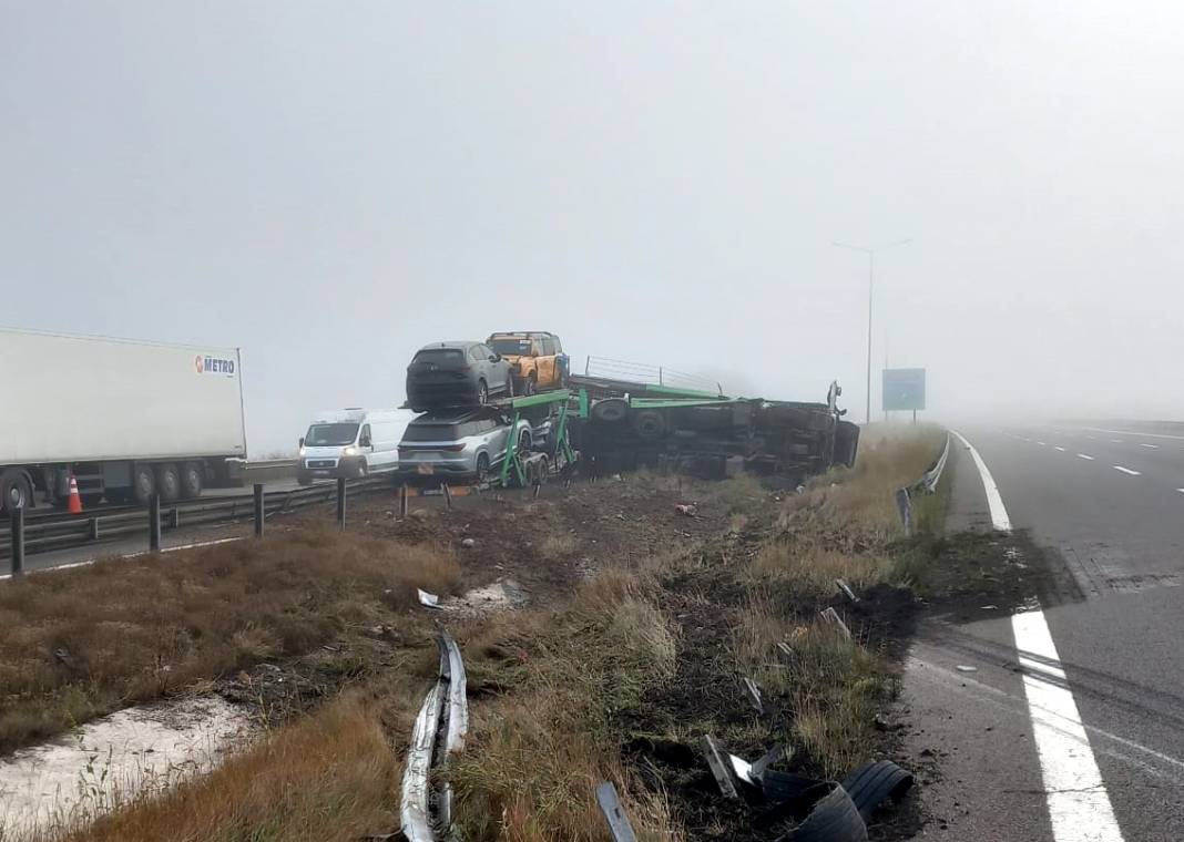 TIR devrildi, sıfır cipler bu hale geldi 8